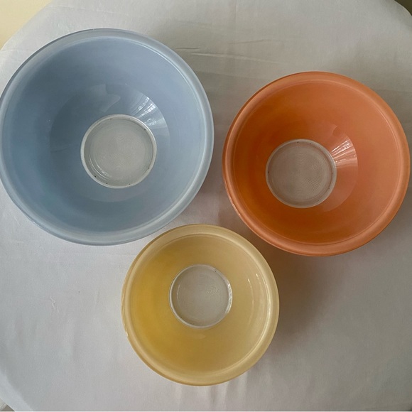 Vintage Pyrex Nesting Bowls Pastel Colors Clear Bottom, set of 3 - Picture 4 of 7